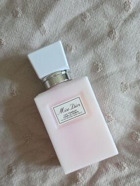 π5/$20πMiss Dior Moisturizing Body Milk - Soft Pink Bottle